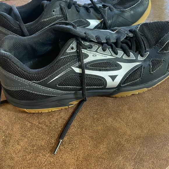 Mizuno volleyball shoes - Picture 2 of 3